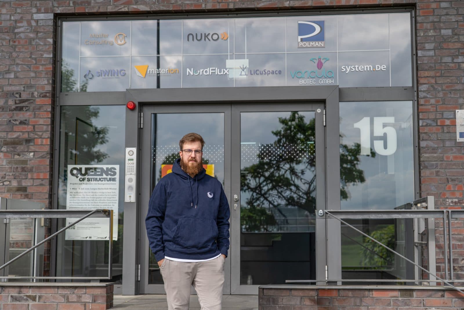Simon Glowik vor dem Büroeingang, Alter Holzhafen 15 in Wismar