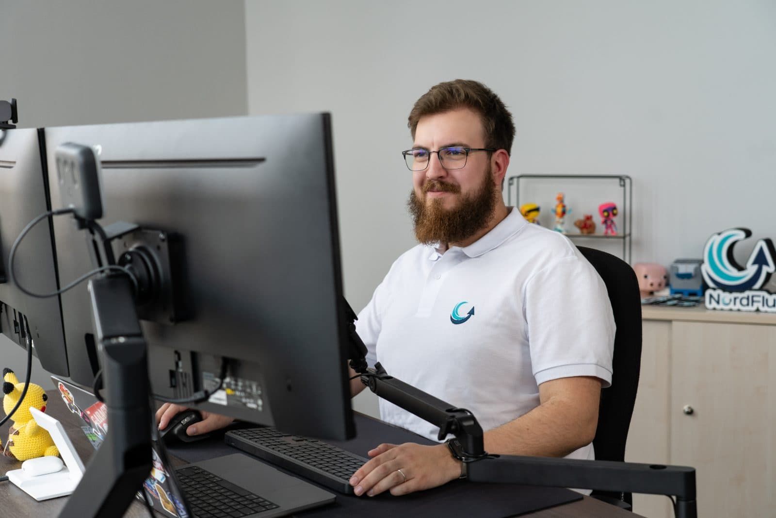 Simon Glowik an seinem Arbeitsplatz mit Blick in die Kamera